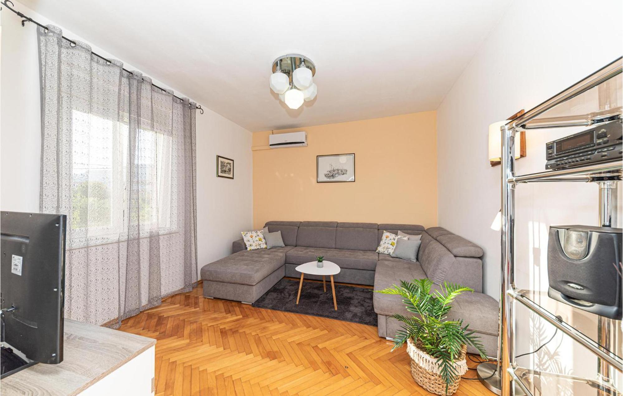 Lovely Apartment In Kastel Kambelovac With Wifi Kastela Luaran gambar